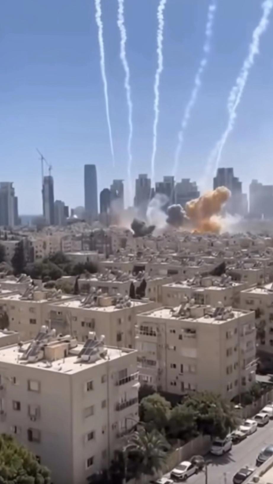 以色列的特拉维夫城市里面的一个目标，被伊朗的一枚集束导弹子母弹反复轰炸，看样子这
