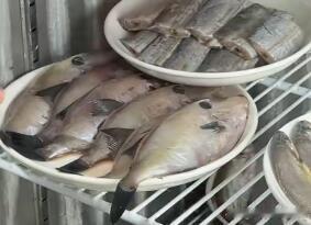 下面这种鱼，在南通餐馆比较常见，算中档海鱼，南通人叫扒皮鱼、剥皮鱼，学名叫蓝鳍马
