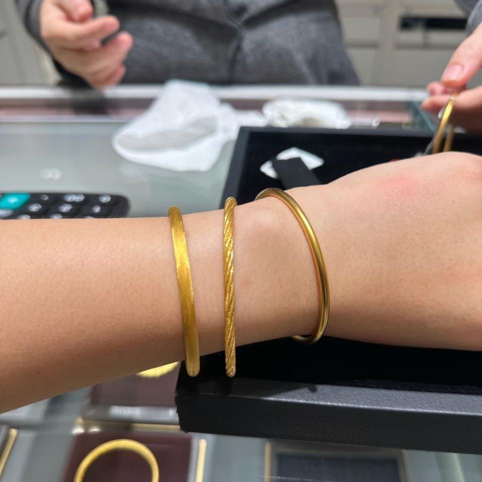 黄金放在真皮草上拍才更好看，黄金的光泽和皮毛的质感相得益彰。 