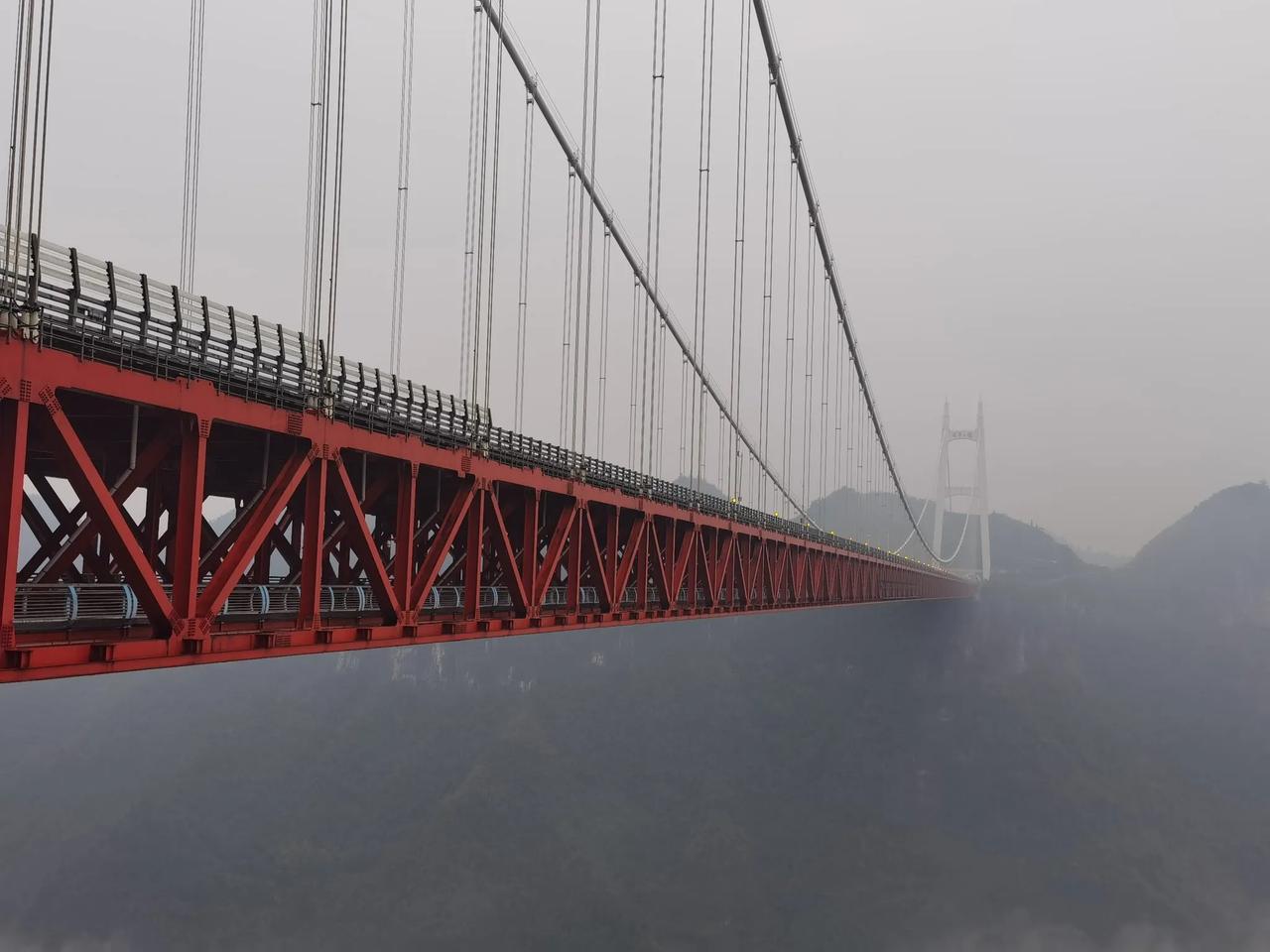 常言道，会哭的孩子有奶吃，若不年年喊亏损，怎么有理由涨价呢？