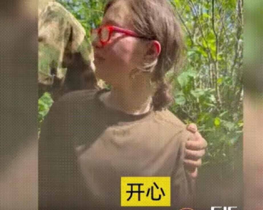 俄军在解放康斯坦丁诺夫卡市救了一个10岁的小女孩，她的家人都不在她的身边了。由于