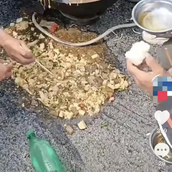 看这一幕真的破防了！河北几位农民工大哥，中午自己做的菜不小心被风吹翻，洒了一地，