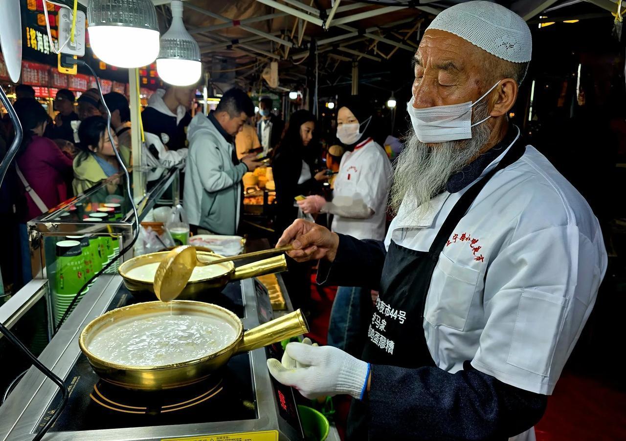 在兰州正宁路夜市，最受人们青睐的饮品当属“马爷”的牛奶鸡蛋醪糟汤。每当夜幕降临，