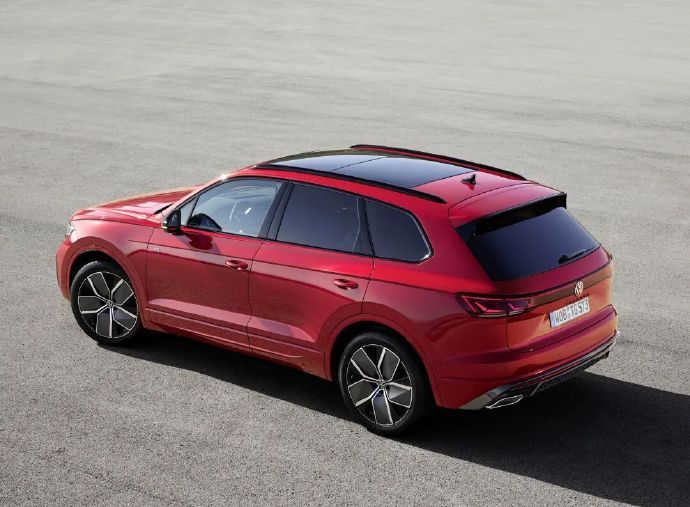 汽车 大众途锐新增3.0TSI锐臻版可选，官方指导价为75.58万元，采用了黑化