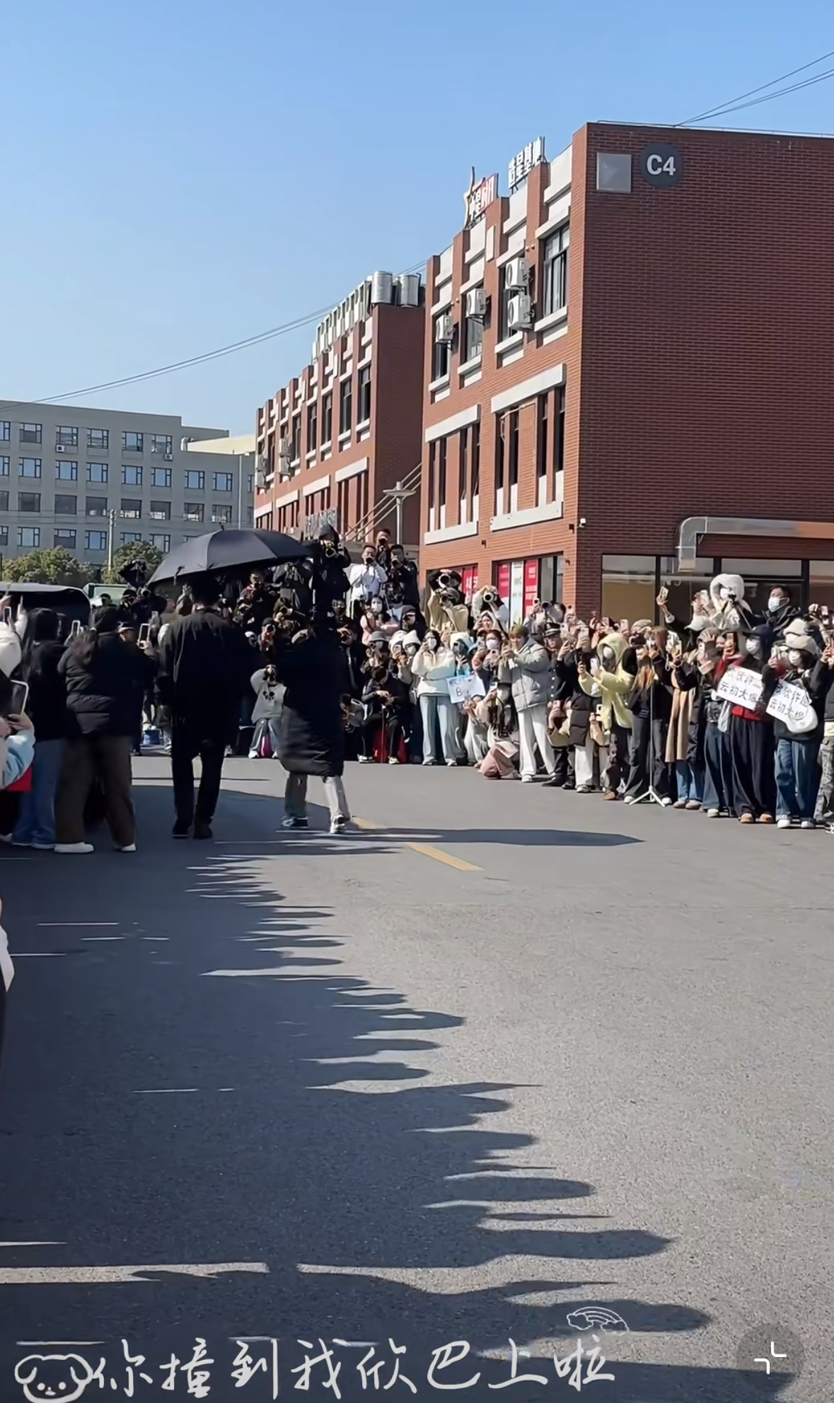 虞书欣对着空气打招呼～ 