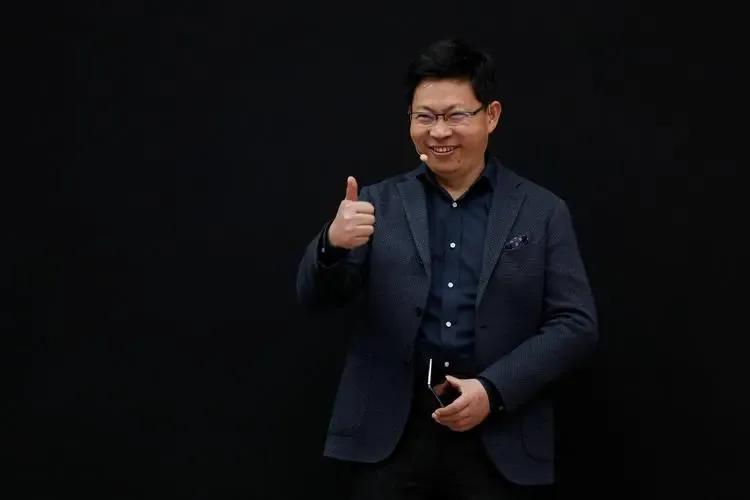 雷军方向又对了！这一点余承东也不得不承认，折叠屏愣是玩起了“全能”，不仅薄而且影