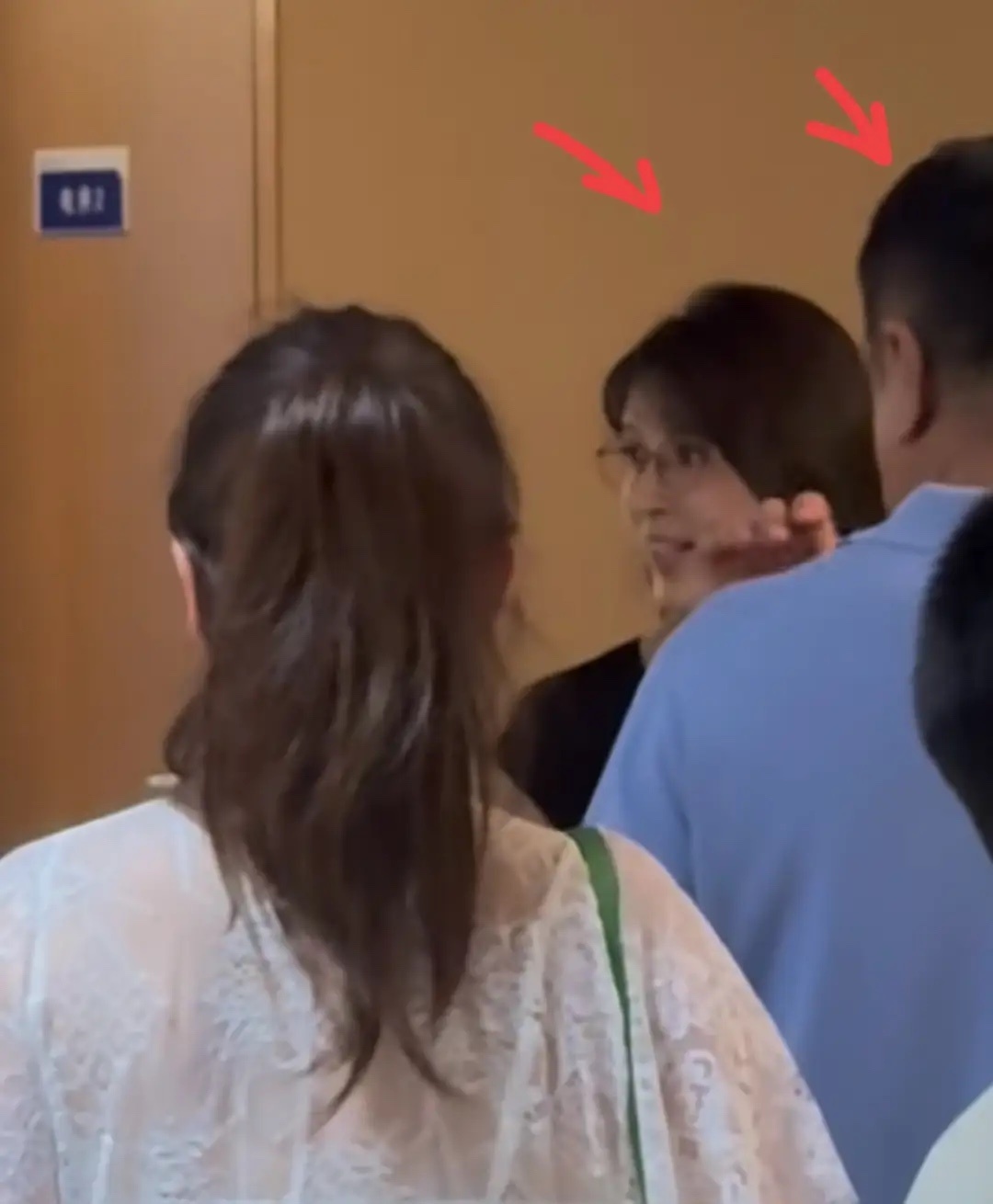 金巧巧一家三亚过年，富豪老公于东罕露脸 带俩孩子追星互动很恩爱！ 