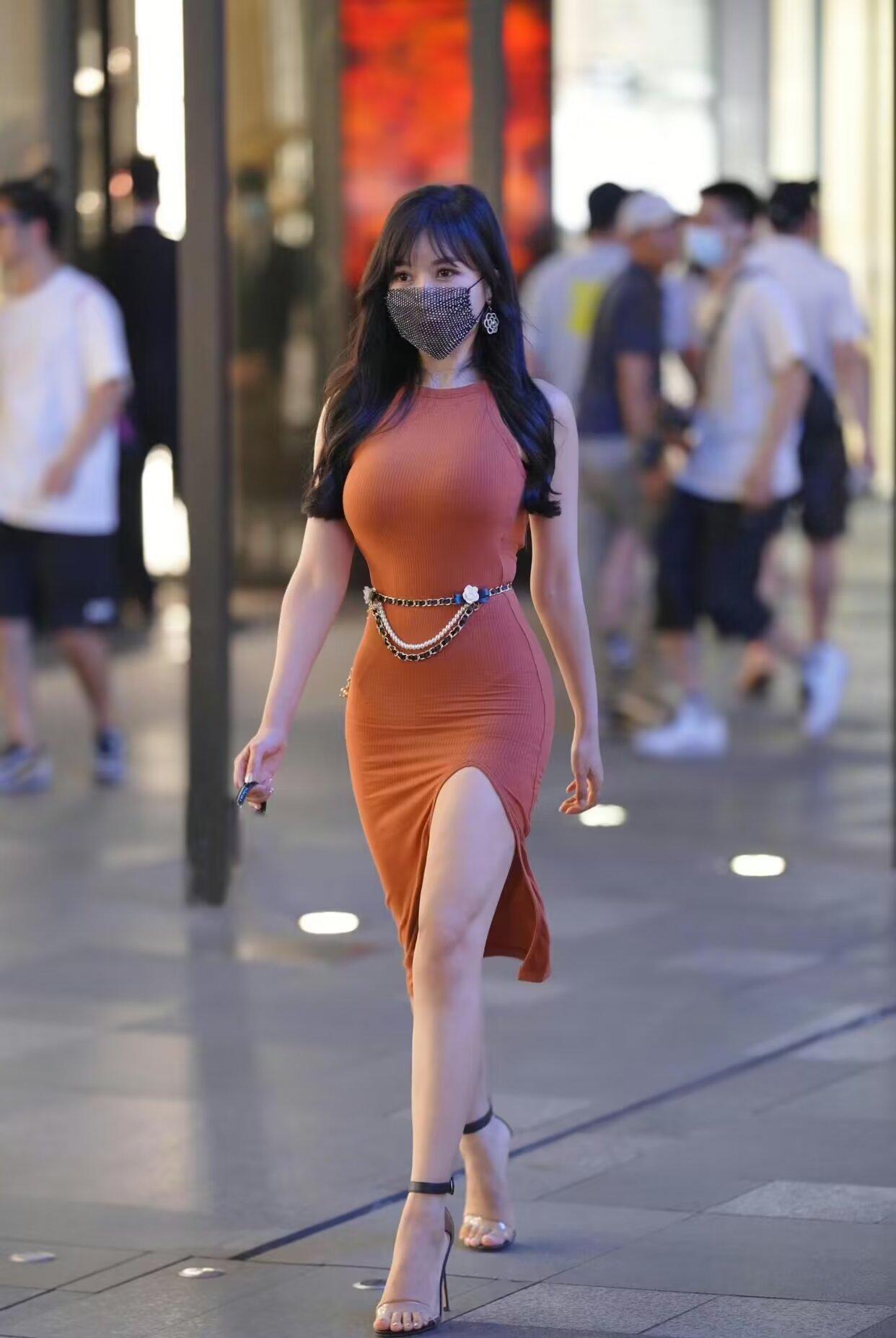 贪财的女人风生水起，贪爱的女人一事无成， 心软的女人永远被践踏， 心狠的女人活的