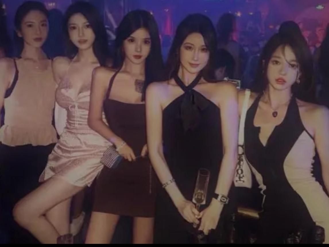 我看透了所谓“精神小妹”的真相
那不过是廉价的青春在寻个安身之所。
54岁卖烟丝