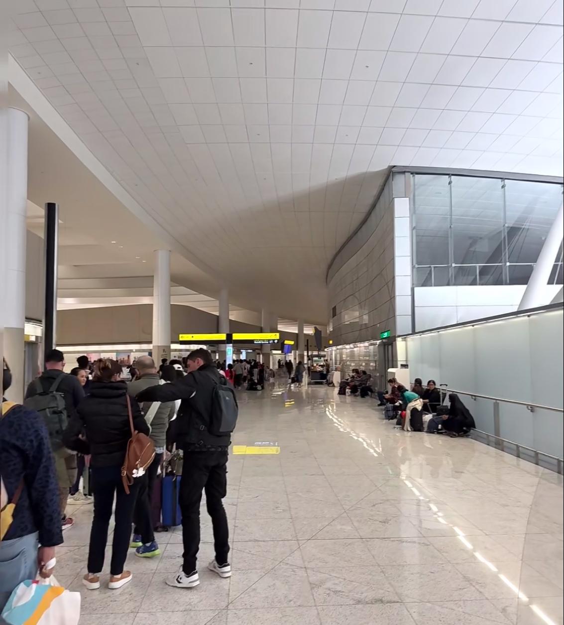 同事的姐姐跟她妈妈滞留在沙特，这两天一直睡在酒店大堂。

他们是跟着旅行社过去的