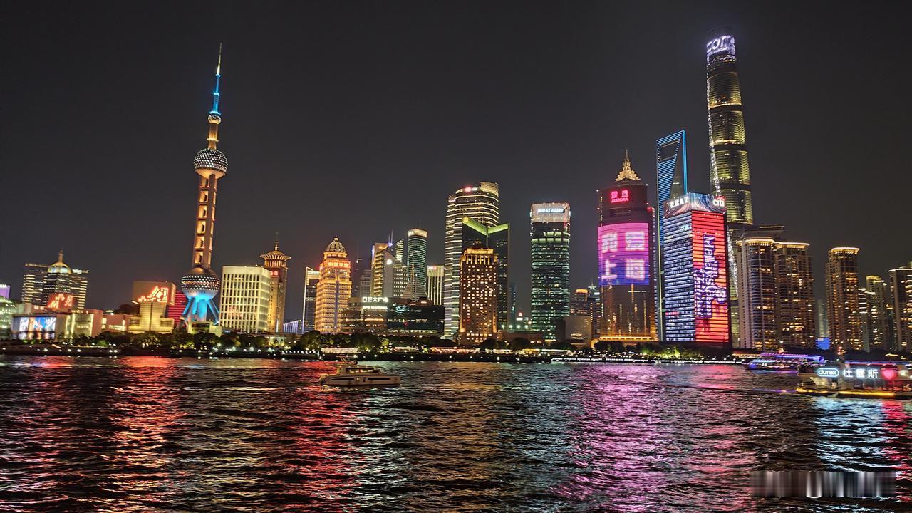 分享一张最近随手拍的照片五一上海景色美，流光溢采映浦江！