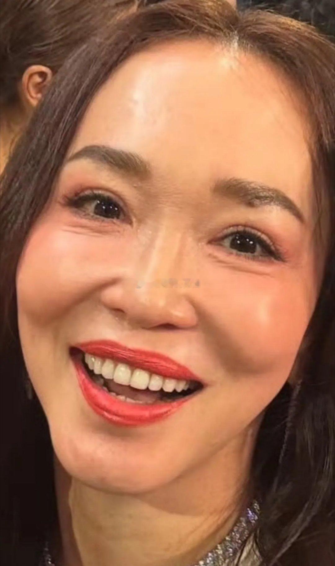 你们看了吗？54岁的范文芳在社交媒体晒出的图片，简直太真实了！眼袋、鱼尾纹清晰可