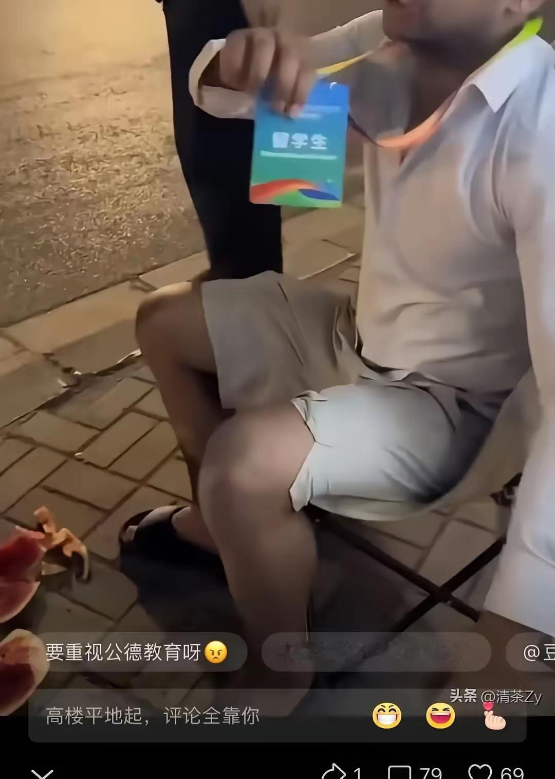 上海淮海中路。
几个外国留学生在路边吃西瓜，瓜籽吐得满地，瓜皮乱扔，路人拿出手机
