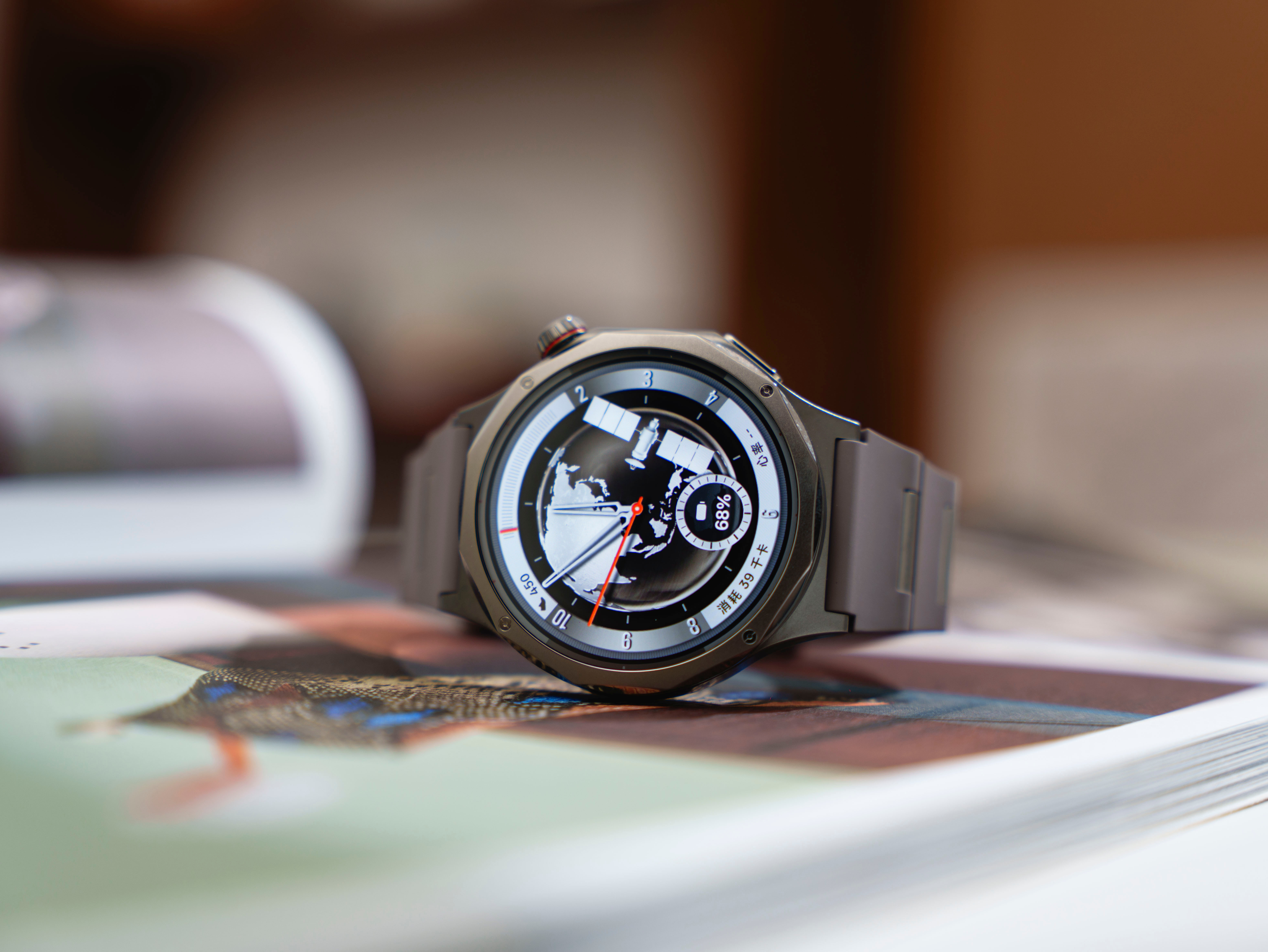 翻出了OPPO Watch X3，全钛材质就是不一样，看上去就有让人走不动道的高