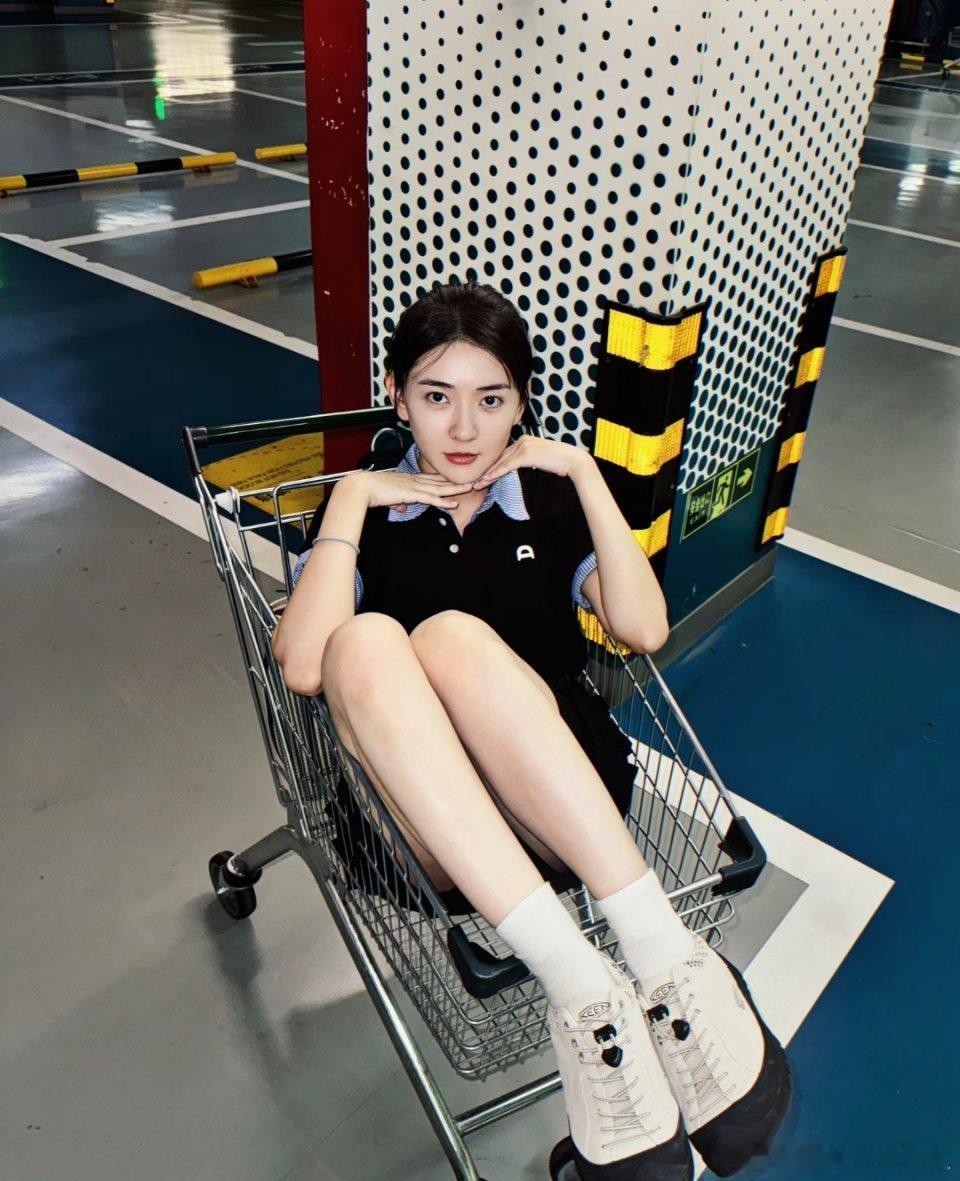 梁洁的美没有攻击性，真的是很舒服的长相 ​​​