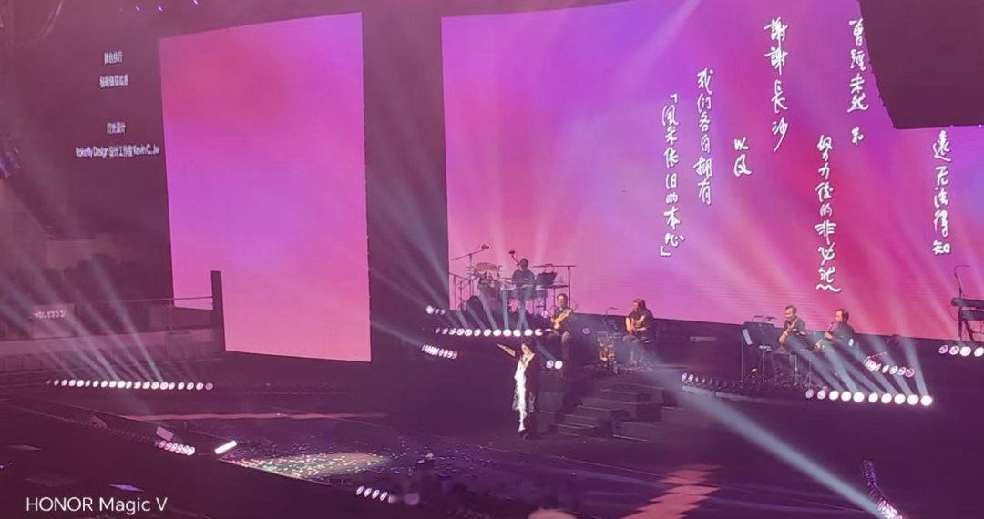 80岁观众现身齐豫演唱会现场 有人说80岁还去演唱会有点折腾。但老人家觉得值得。