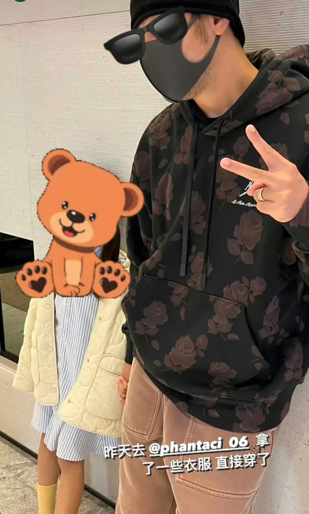 早啊，爸爸牵着女儿👧🏻 