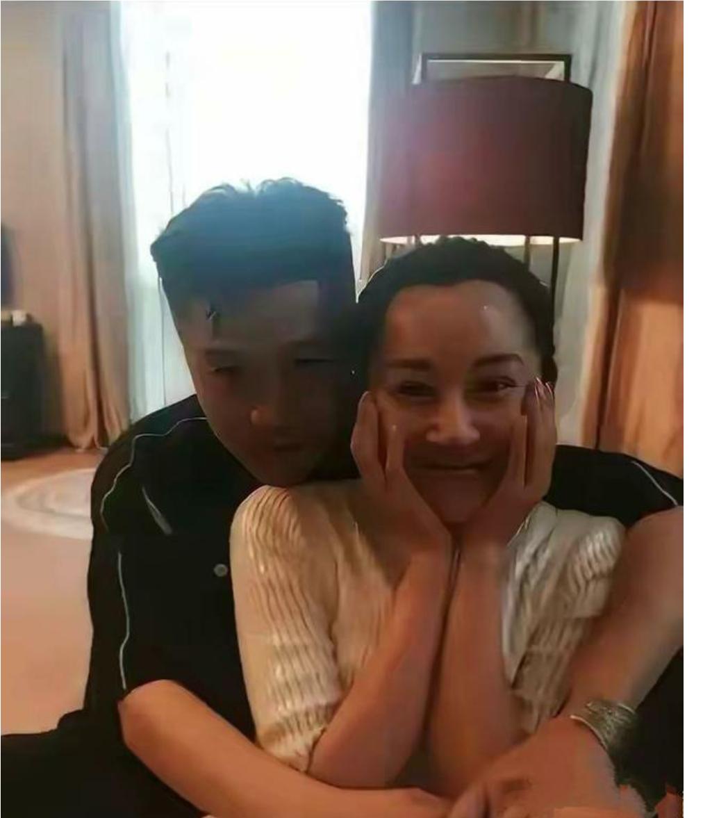 57岁许晴私下聚会，也太开心了，幸福了吧！