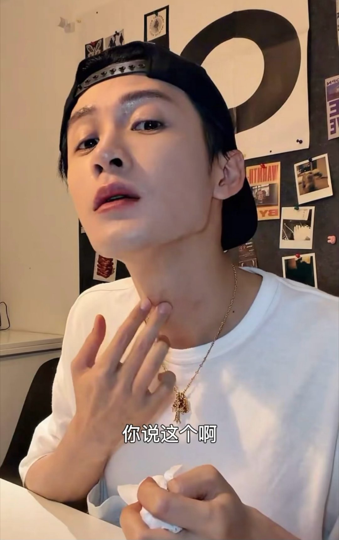 檀健次脖子咋了？直播被揪出脖颈红痕，檀健次慌忙辩解是蚊子包闹出笑点，实则过劳引发