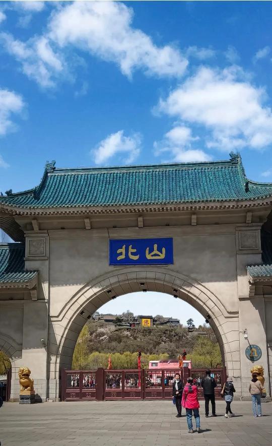 我原来以为：只有少数“外地”人，缺少见识，没有文化。
现在看来，咱们自己的身边这