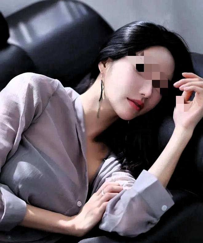 有一位已婚少妇，见丈夫的朋友长的帅气强壮，趁丈夫不在家主动撩拨对方！
 
平日里