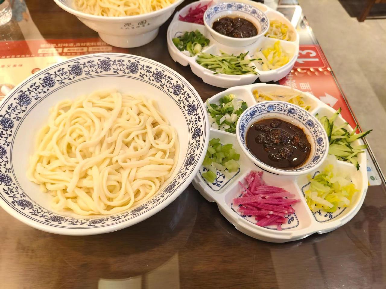 北京小吃，还有什么没有的？老北京炸酱面，北京烤鸭，驴打滚，卤煮+北冰洋，豆汁，门