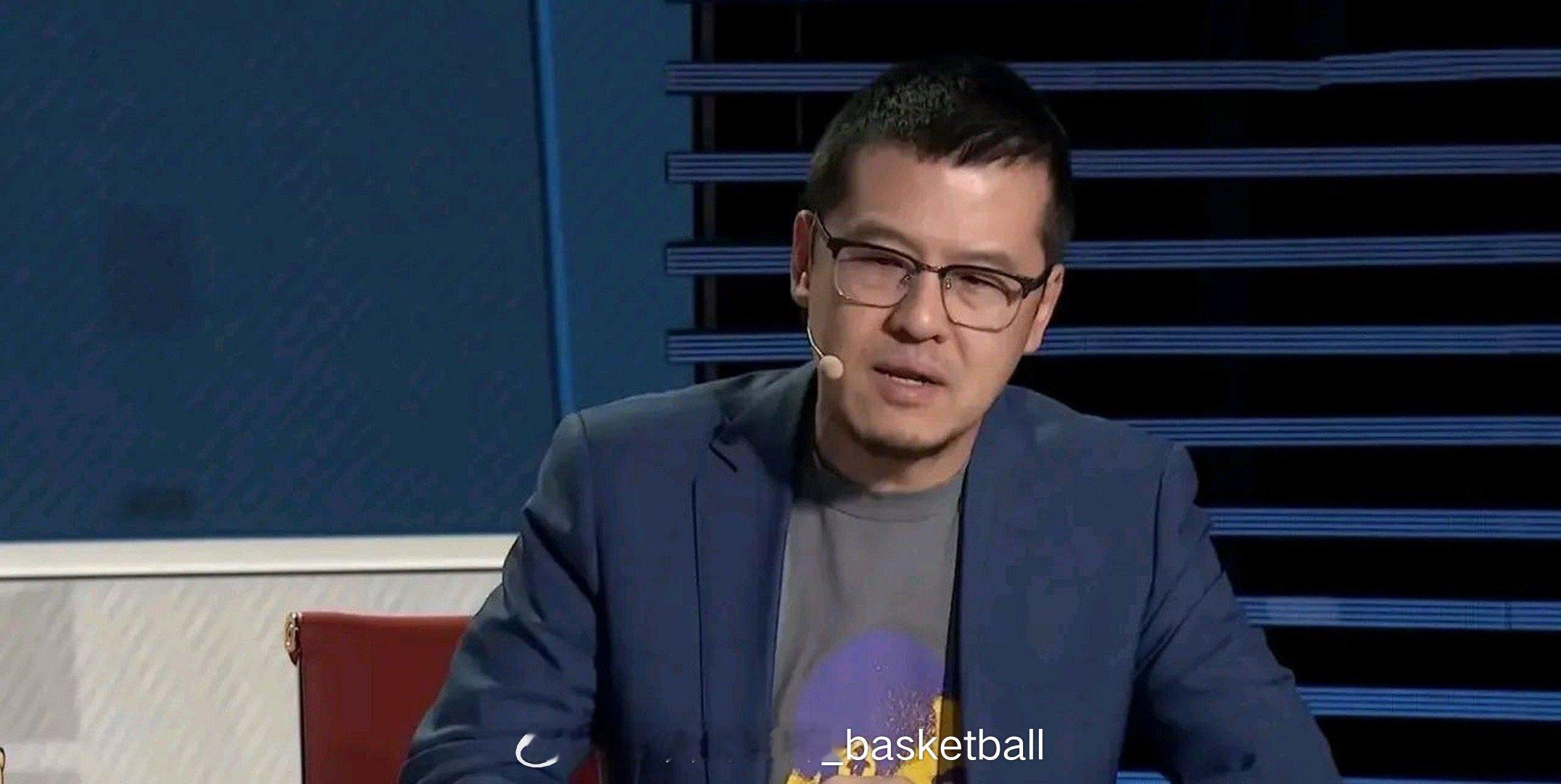 体育评论员杨毅在个人节目中分析张镇麟转会：张镇麟结婚之后妻子在南方，舟车劳顿不太