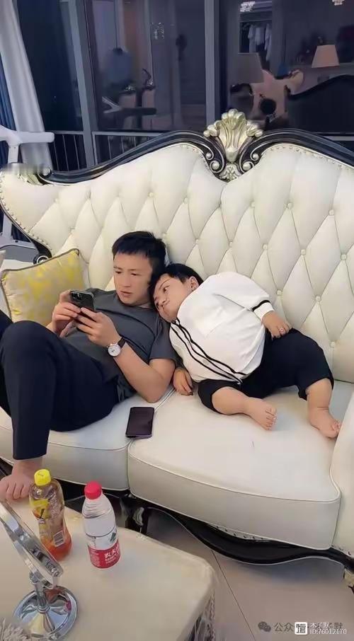 靠自己拼命打拼出事业的李喜梅，出手真的太大方了，赚钱之后第一件事，就给丈夫大双安