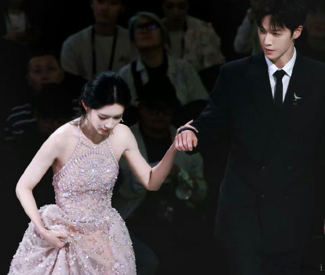 孟子义能抱起李昀锐了原来尚公主还在拍哇😯，之前两人在星光大赏的互动也挺多的欸 