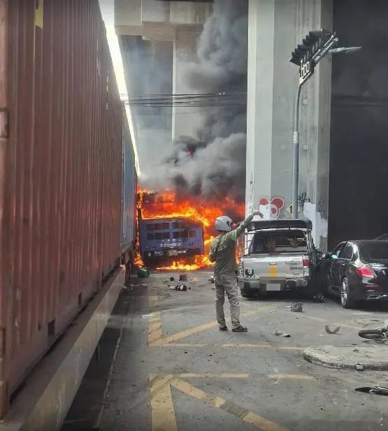 泰国曼谷火车与公交车相撞 已致多人死亡，这火车和公交车是怎么交叉在一起的。