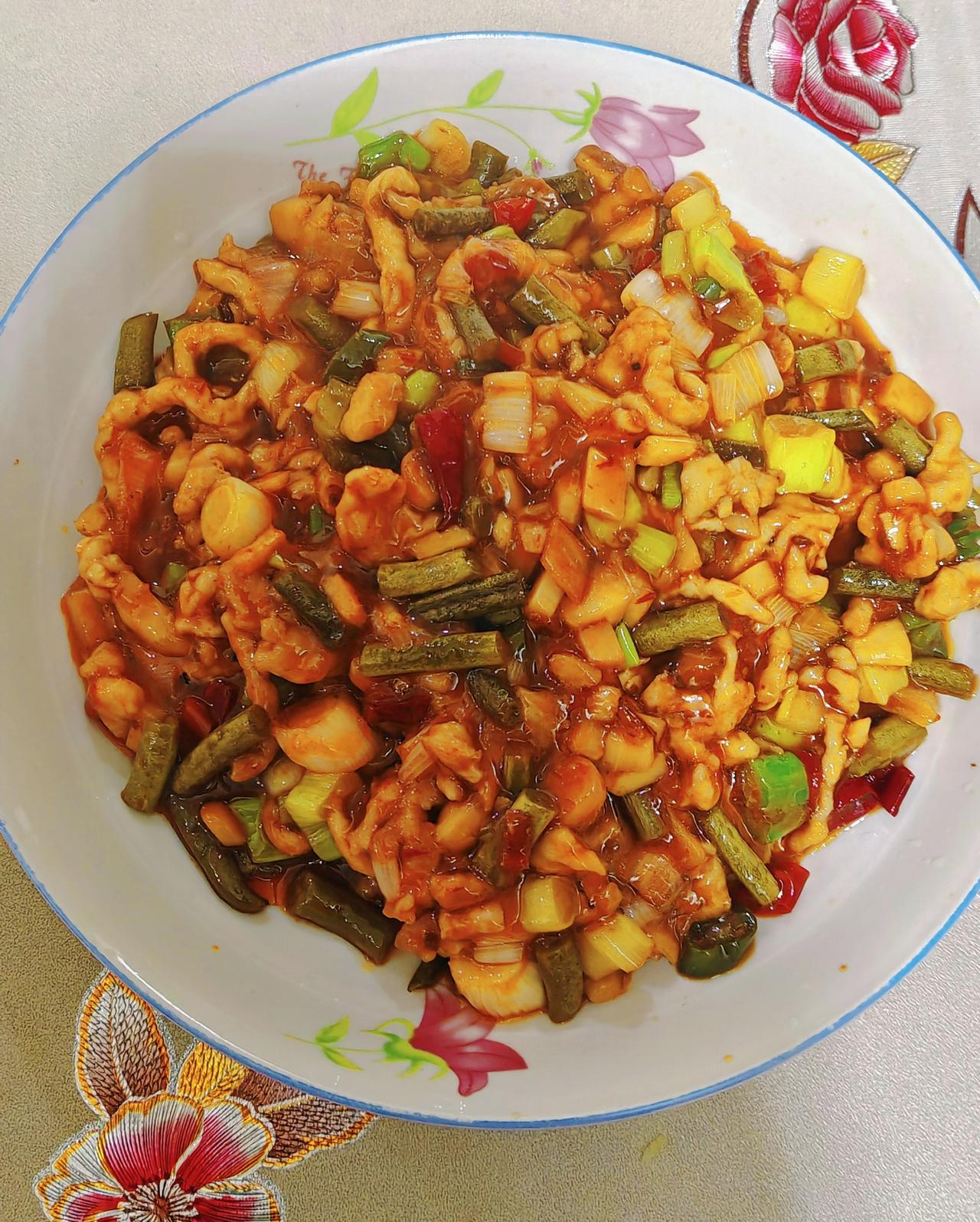 鱼香肉丝没有鱼，重庆版的鱼香肉丝还没有胡萝卜丝，木耳丝，配菜只有大葱，泡姜泡海椒