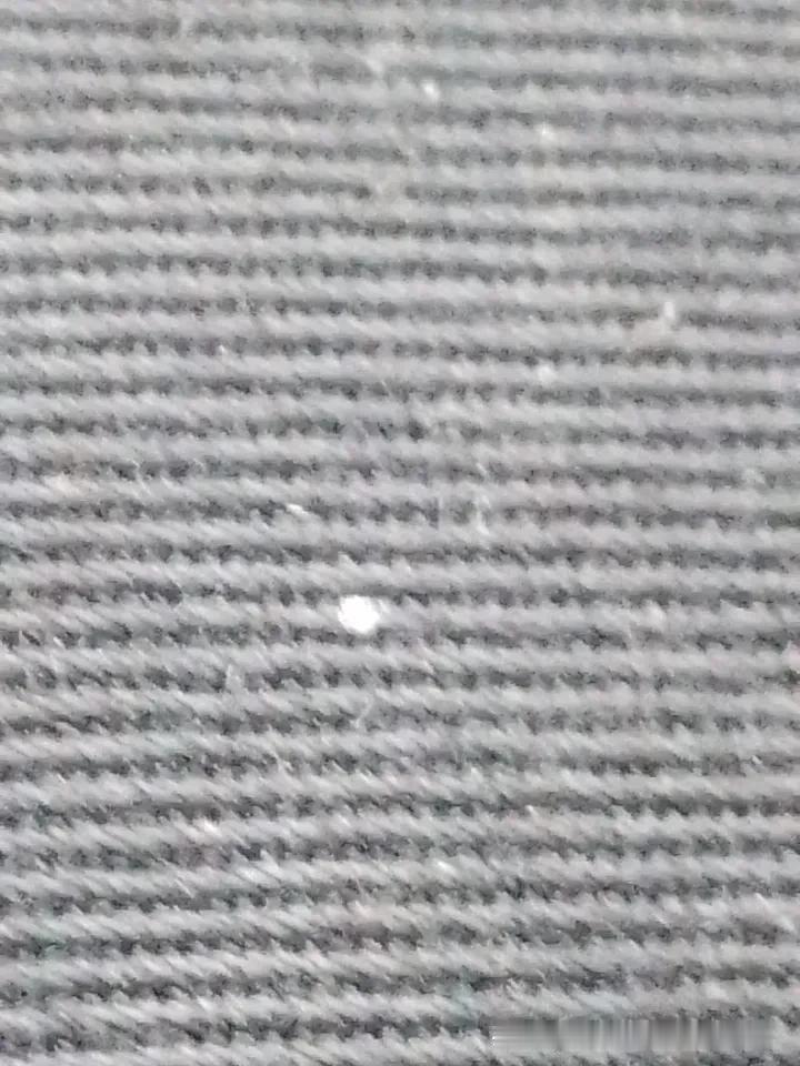 下雨了，你是喜欢大伞还是穿雨衣下雨多数人应该喜欢用伞，但要论出行的条件而看，走路