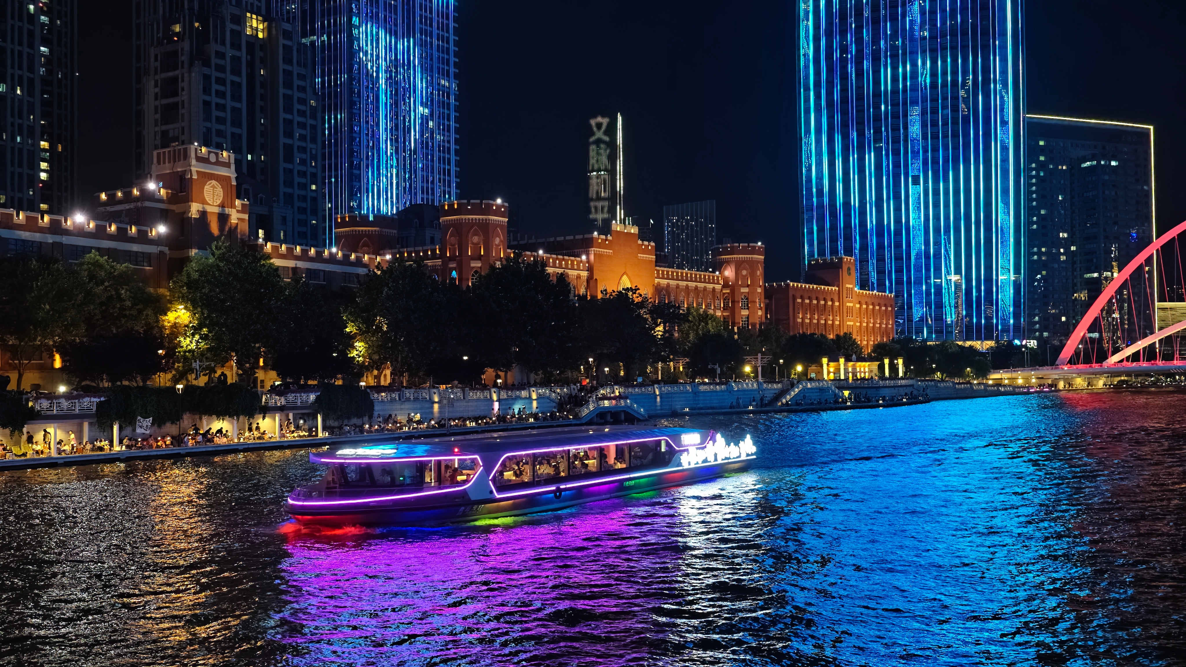 前些日子某个周末拍下的海河夜景，在天津站一侧更有画面感。海河白天景色，尤其傍晚，