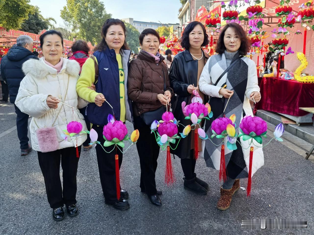 蛇年正月初二，南京夫子庙秦淮河边的花灯市场，人头攒动，不少人在一个个花灯摊位前赏