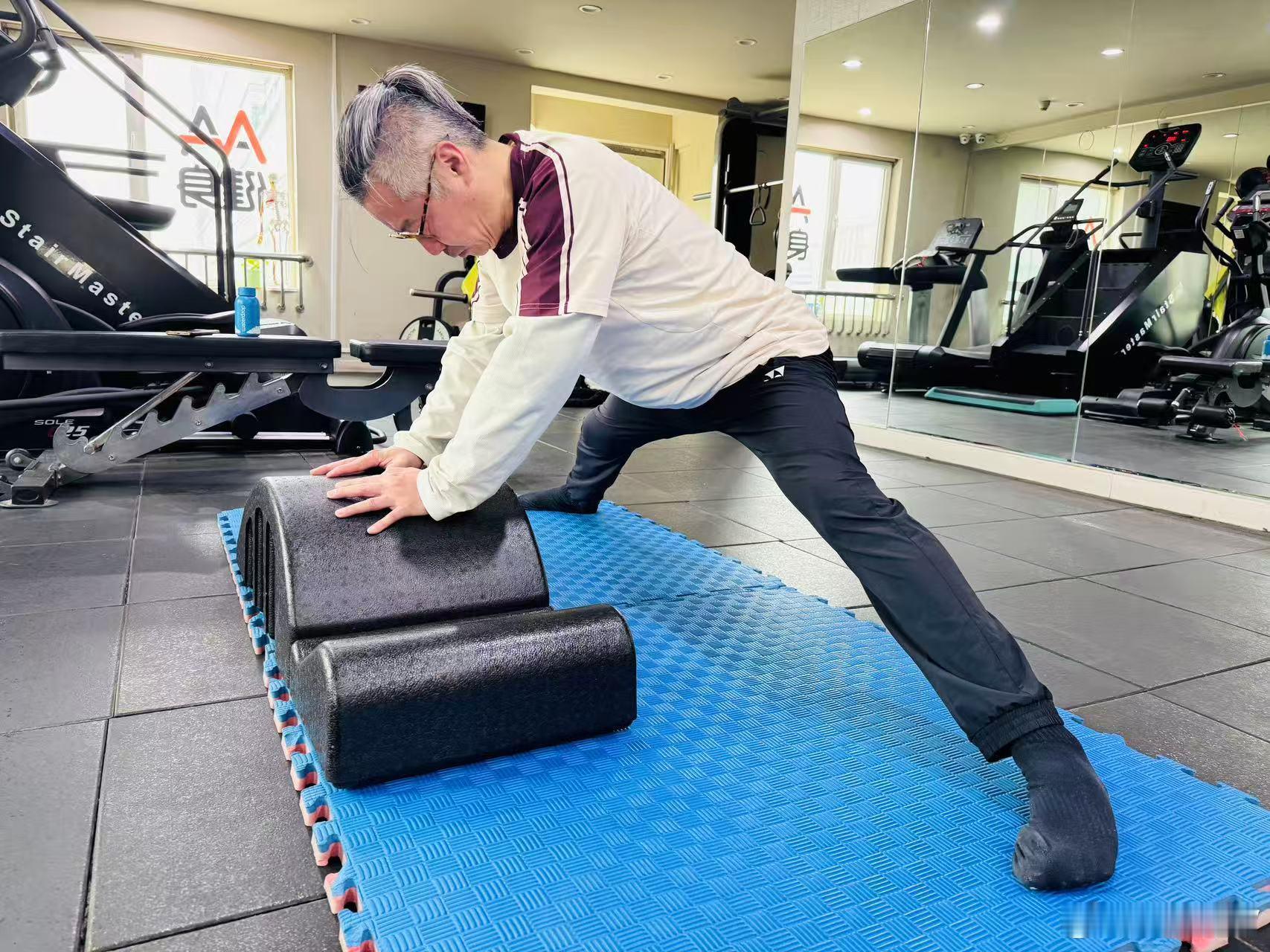 昨天一日双赛算下来打了11盘球，在九华打完天天月赛后觉得去年受过伤的左膝有点反应