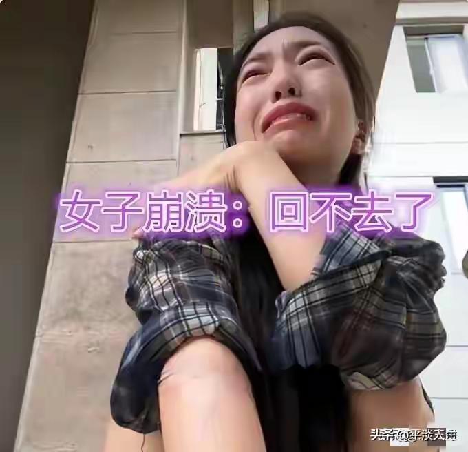 郑州中原区老小区门口，那个曾嫌前夫窝囊的任性女人，如今攥着孩子书包带苦等三小时，