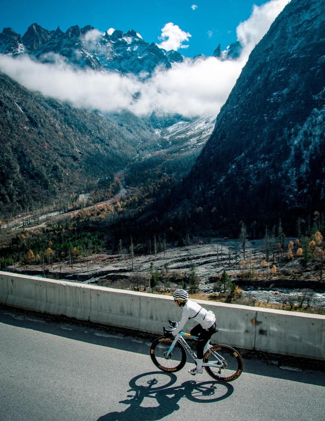 聊骑行|玩4+2的单车佬开始增多
4+2骑行就是4个轮子汽车+2个轮子自行车的组