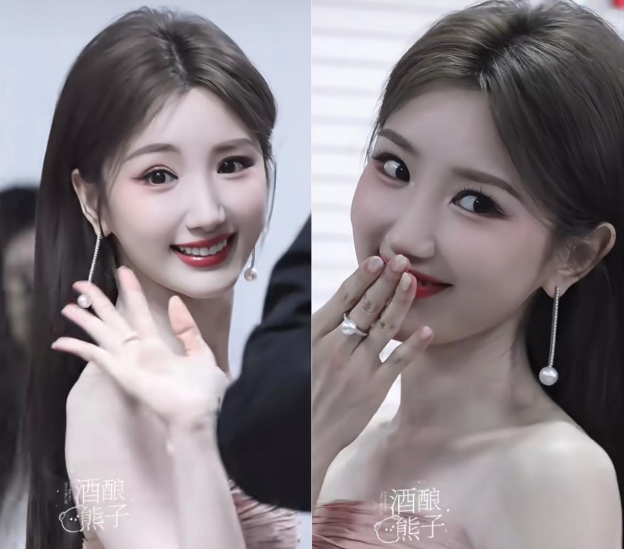 你敢信？38岁毛晓彤穿抹胸白裙走红毯，生图比20岁小花还炸！
珍珠叠戴链蹭过锁骨