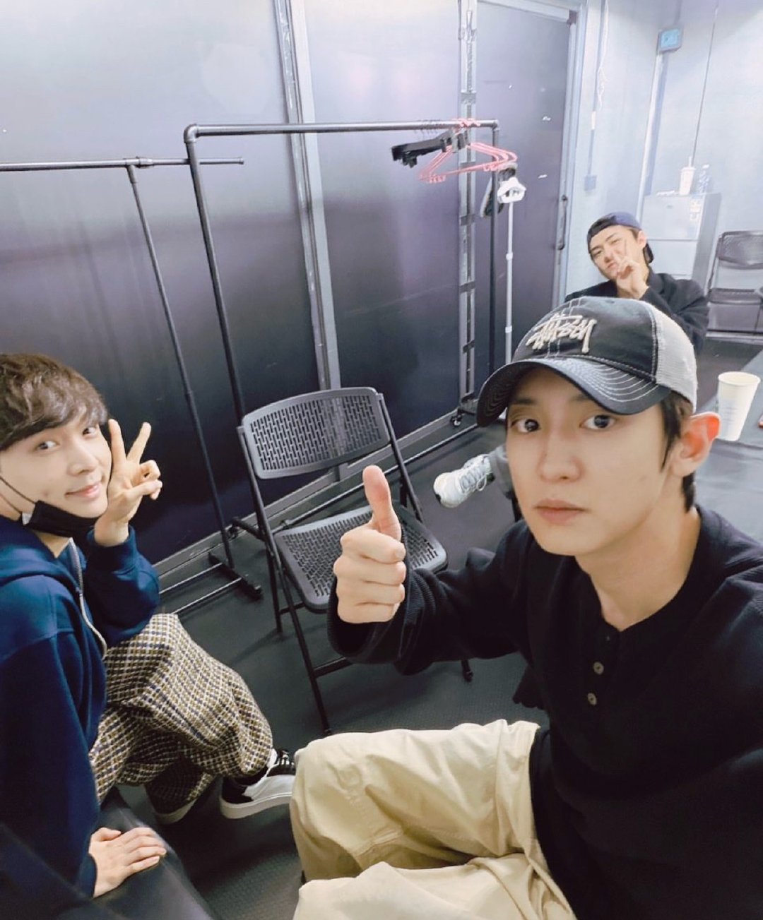 张艺兴晒与朴灿烈吴世勋合照张艺兴朴灿烈吴世勋后台合照张艺兴晒与朴灿烈吴世勋合照 