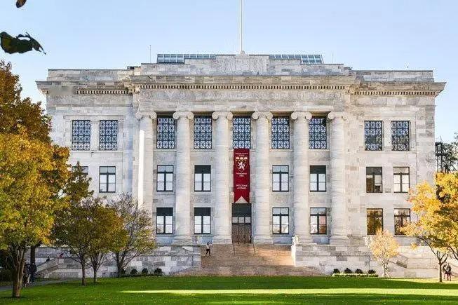 美防长宣布终止与哈佛多项合作央视记者当地时间2月6日获悉，美国国防部长赫格塞斯表