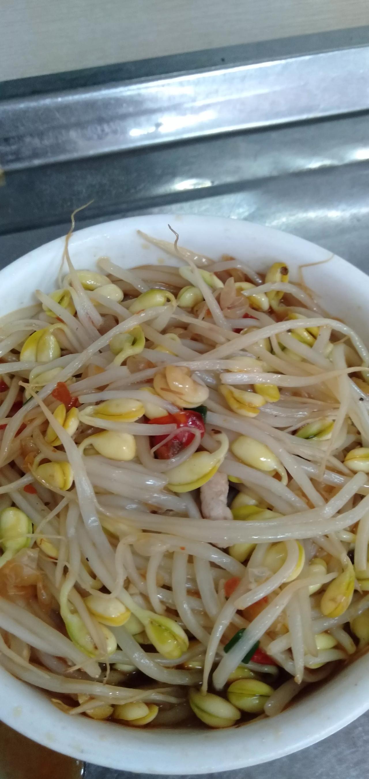 豆皮炒辣椒，香飘满桌。#豆芽烧豆皮# #豆笋炒肉吃# #无盐干豆皮丝# #干豆角