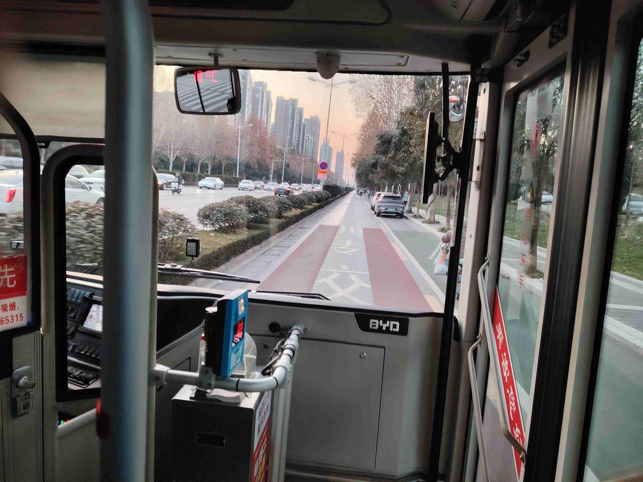 刘佩教师，教学历史。虽教历史，关注现实。尤其关注，弱势群体，帮助弱者 ，尽心尽力