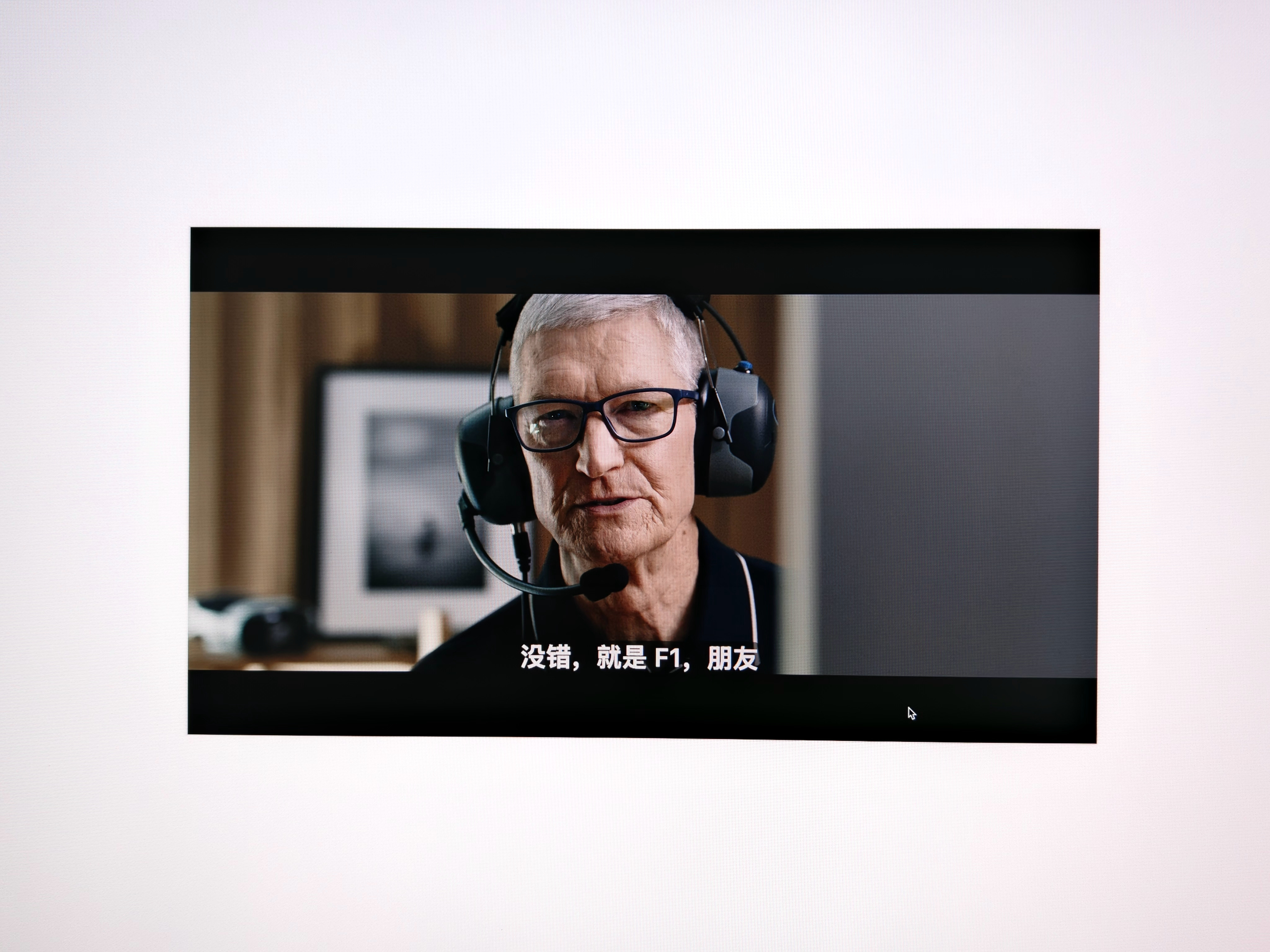 开始发布会，顺便 iPad mini 的 Liquid Glass 也安排上。 