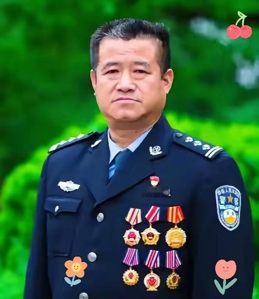 他是全国特级优秀人民警察，他是新余市公安局交警支队原二级高级警长,出身警察世家,
