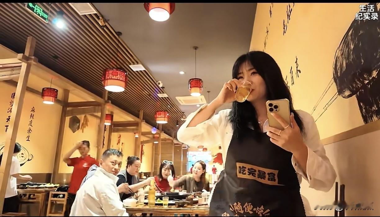 成都服务员太热情了，老外都快挺不住了，送钱都送不出去，太不可思议了

一个英国男