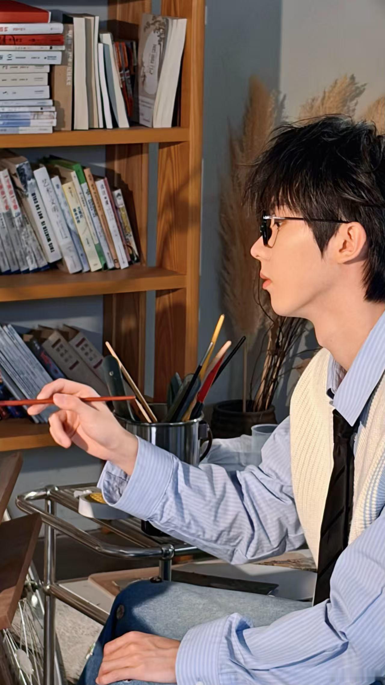 马嘉祺对跑男印象是摁地上疯狂撕名牌 马嘉祺谈起跑男第一反应就是撕名牌名场面，直接