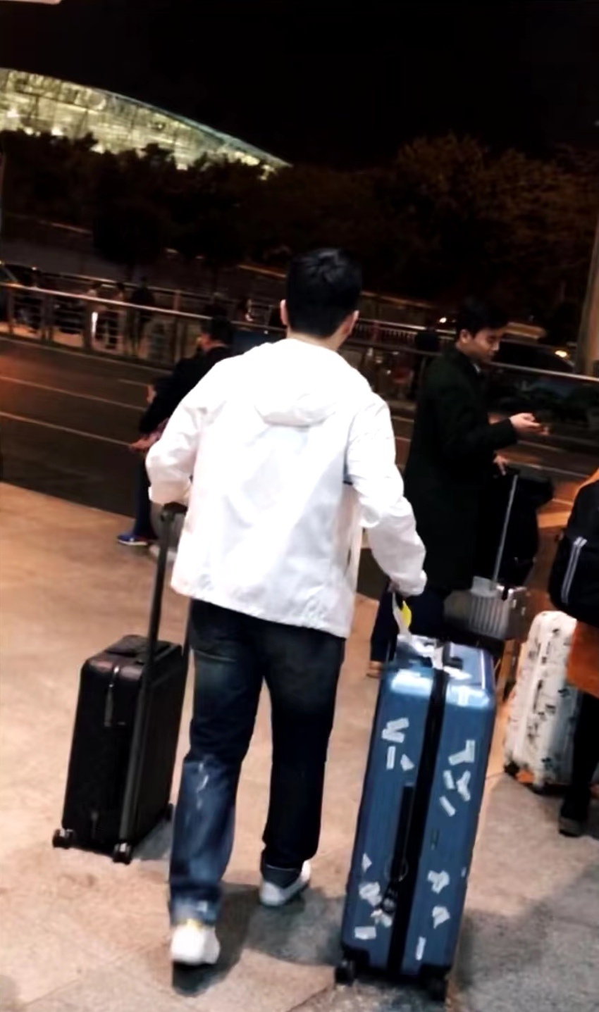 樊振东[超话]  樊振东  【考古】穿牛仔裤的小肥酱 