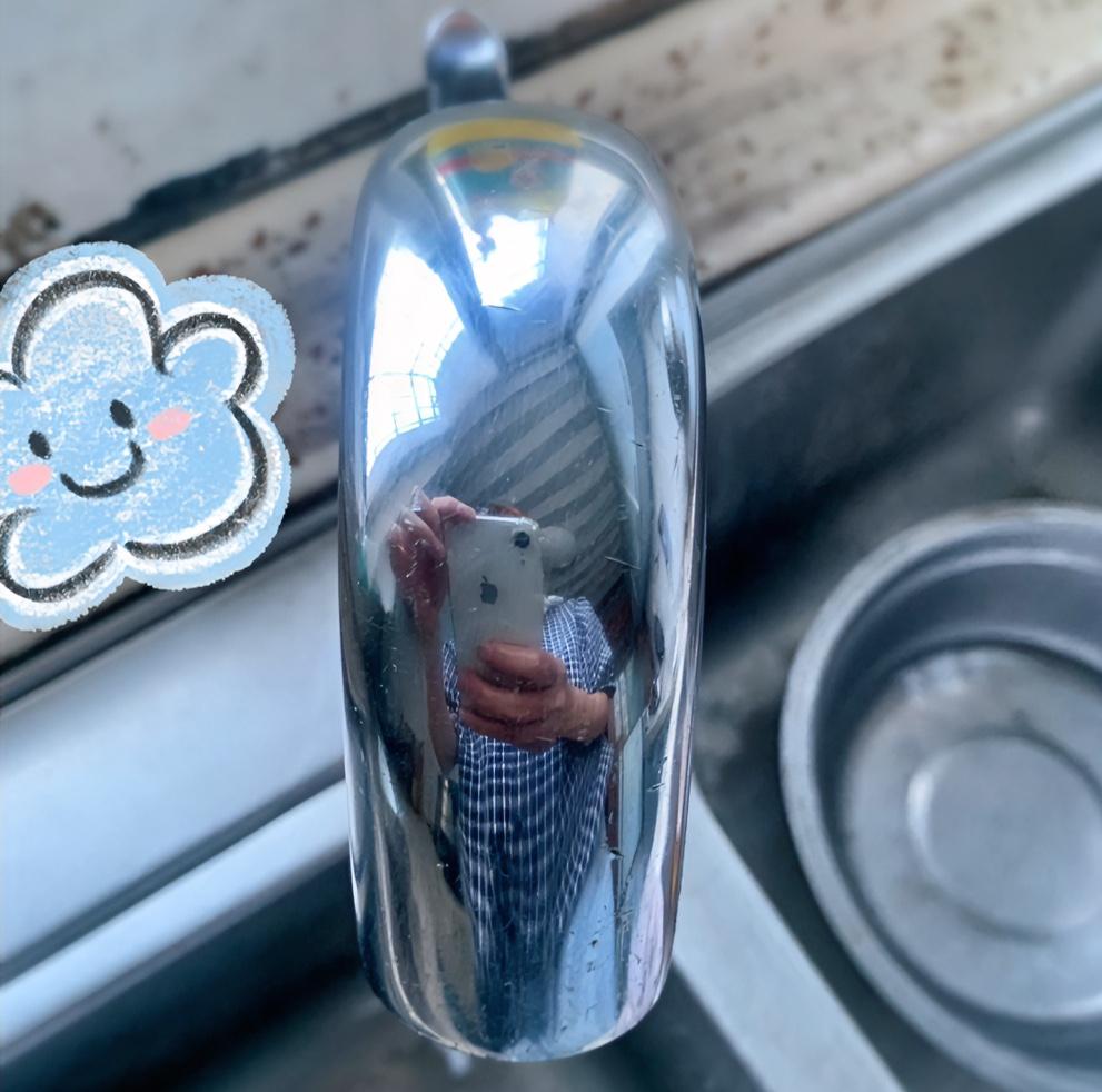 厨房清洁小妙招，亲测有效。
厨房里的水龙头和水池总容易积水垢、沾油烟，每次我挤点