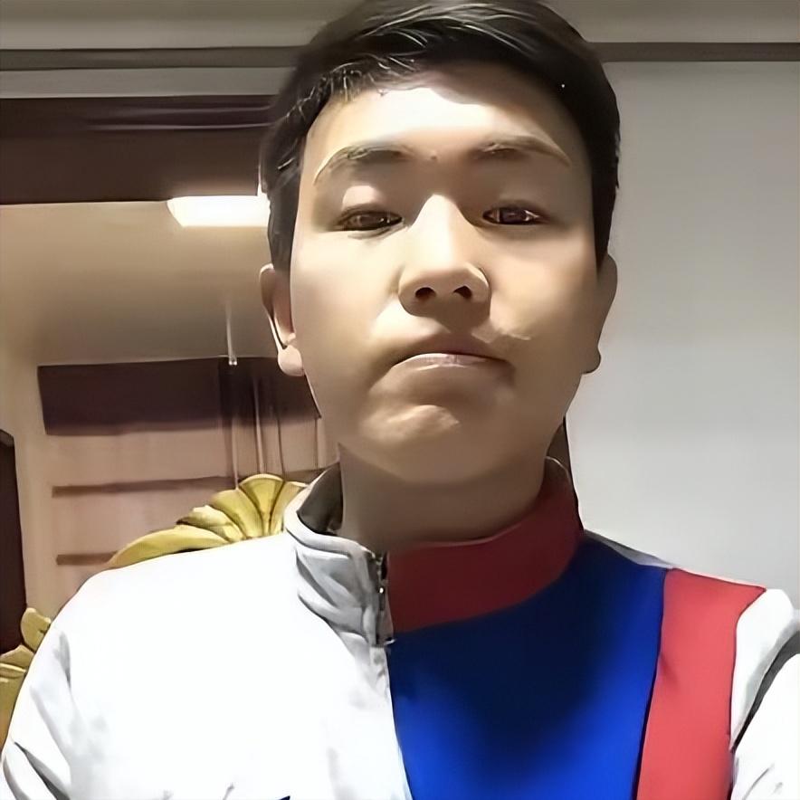 一个民航飞行员，手握几百条人命的操纵杆，却在网上说南京大屠杀三十万同胞"活该"。