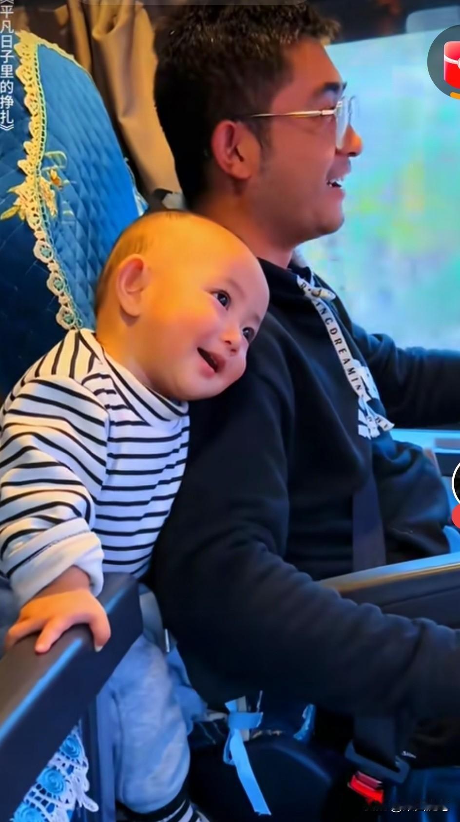 爸爸边开大卡车边带娃的日子有多辛苦？这几张照片感动了无数人。也引起了众多人的关注